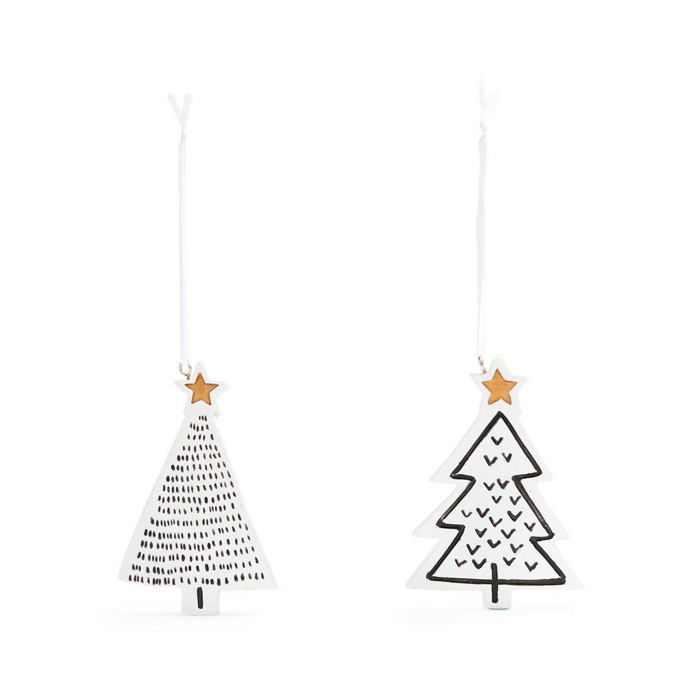 Originales y con un toque naive, estos adornos de cerámica con forma de abetos cuestan 2 euros el pack de dos en Primark Home.