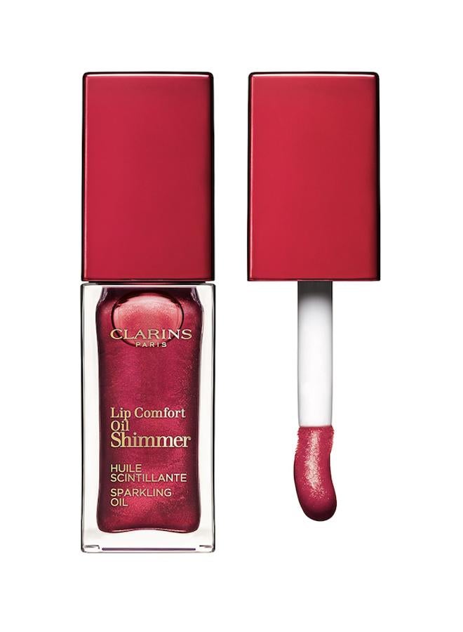 La gama Lip Comfort Oil Shimmer combina un aceite para los labios de acabado brillo con todo el tratamiento de Clarins. Dentro de sus componentes encontrarás aceites nutritivos que proporcionan hidratación y confort a los labios. Su aplicador permite echar la cantidad exacta de producto en los labios. (23,50 euros).