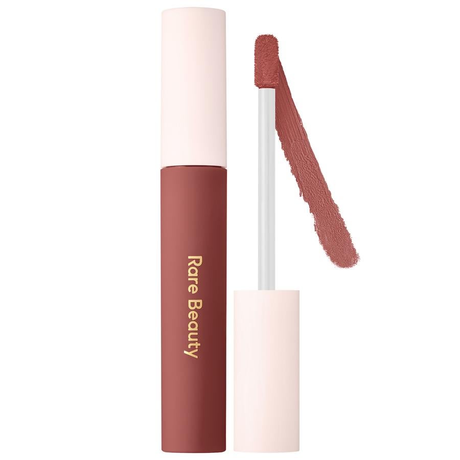 La marca de Selena Gómez presenta este labial con acabado mate, suave y aterciopelado en su tono Fearless. Un nude perfecto para un look en tonos negros que proporciona al labio, con una sola pasada, una alta hidratación. (22,99 euros).