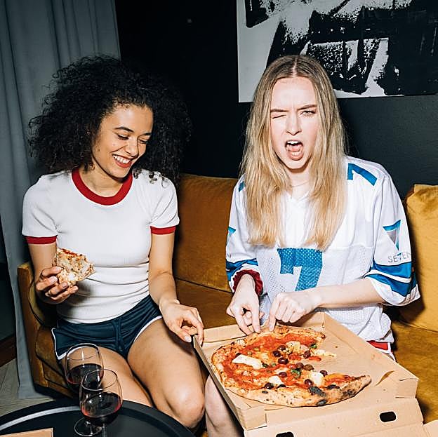 Del azúcar a las grasas: descubre cuáles son los cinco alimentos que más te hinchan