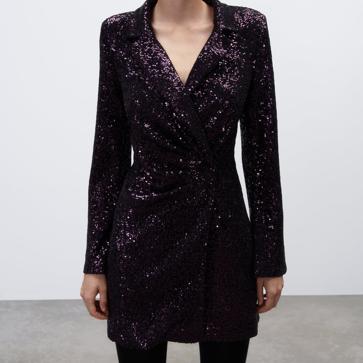 Imagen secundaria 1 - Para Nochevieja: 1. Mini vestido negro con manga abullonadas de Mango (39,99 euros). Vestido cruzado con lentejuelas moradas de Zara (49,99 euros). 3. Vestido midi de punto con lentejuelas de Zara (79,99 euros) 
