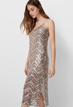 Imagen secundaria 2 - Para la fiesta de Nochevieja: 1. Vestido rojo drapeado de Uterqüe (159 euros). Vestido con lentejuelas plata de Zara (39,99 euros). 3. Vestido midi con estampado geométrico de Stradivarius (39,99 euros). 