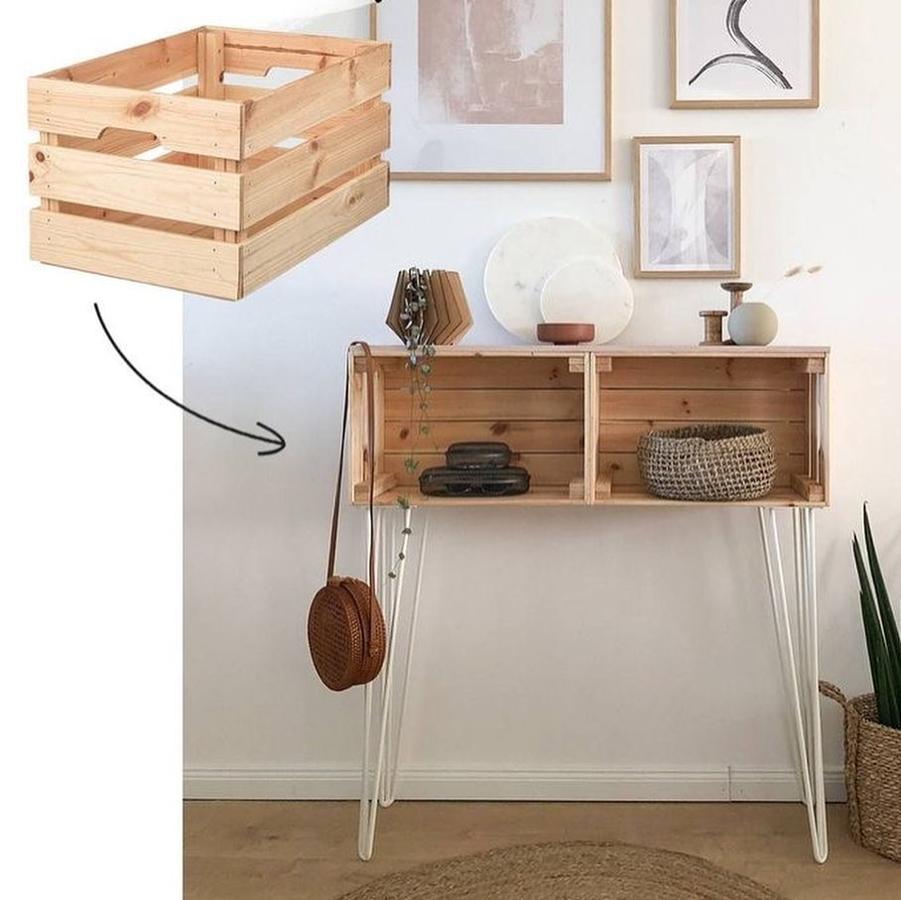 Y seguimos con las cajas de madera Knagglig (10 euros) pero esta vez añadiéndole unas patas altas para hacerte con un mueble precioso para tu recibidor.