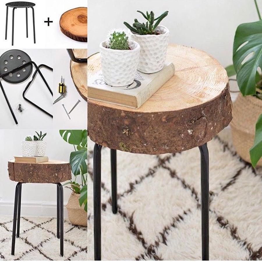 Otro de los muebles de IKEA que priman la funcionalidad por delante del diseño. El taburete Marius sólo cuesta 4 euros, pero bonito, bonito, no es. Pero si le añades una pieza de madera tratada, te montas una mesita auxiliar preciosa.