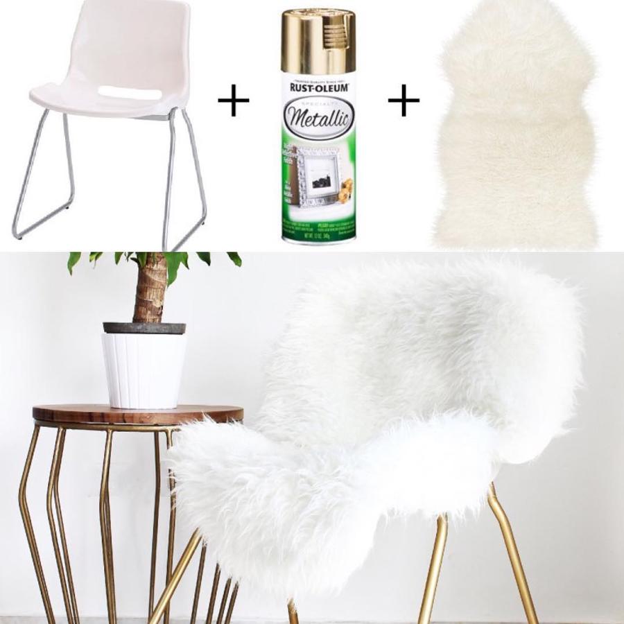 Las sillas de plástico pueden ser baratas y funcionales pero no bonitas. Pero si coges una silla Leifarne (35 euros) y le pones encima una piel de oveja Ludde (49 euros), el resultado es increíble.