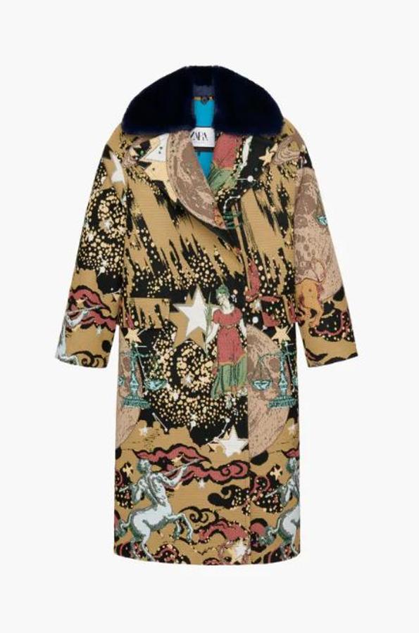 Cosmic es un abrigo largo en jacquard con estampado astrológico. Tiene el cuello solapa con aplicación efecto pelo extraíble combinado a contraste y tachas en color esmeralda (299 euros).