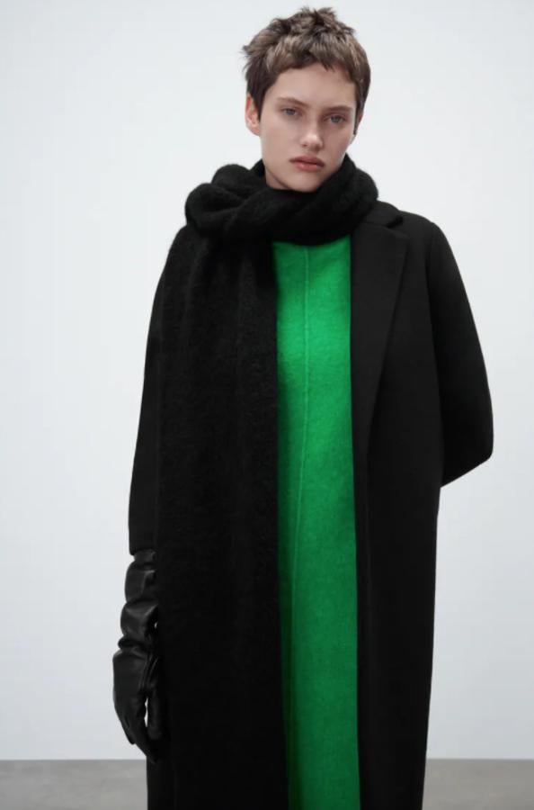 En Zara también han apostado por el diseño abierto para este abrigo negro con cuello de solapa y bolsillos laterales ocultos en costura. Tiene un precio de 29,95 euros. 