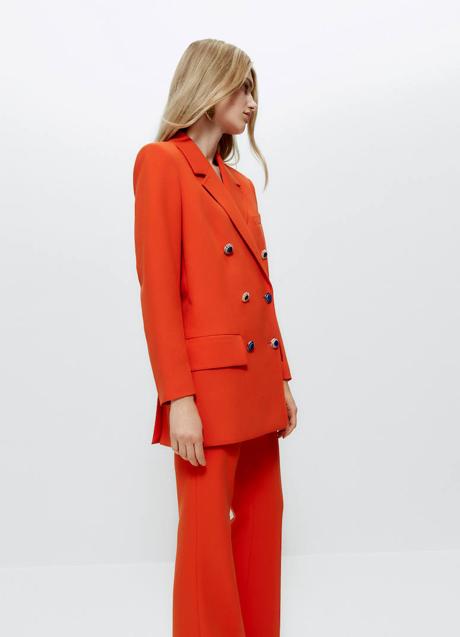 Imagen - El modelo de color naranja cuenta con botones joya