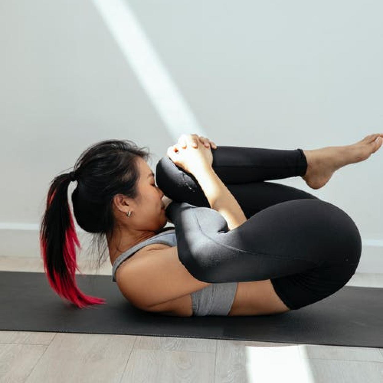 Apanasana, la postura de yoga que necesitas para mejorar espalda y circulación