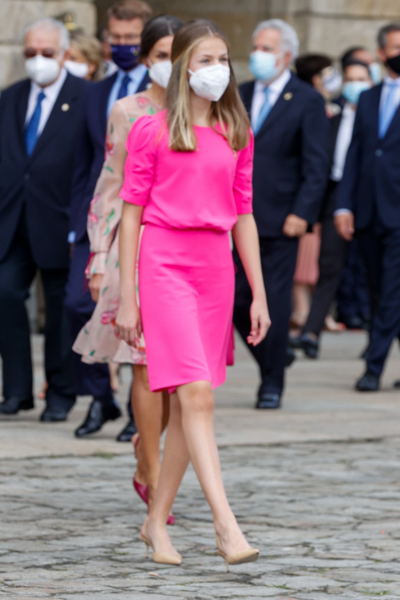 Los Reyes y sus hijas visitaron Santiago de Compostela con motivo del Año Jubileo 2021 y allí vimos a Leonor vestida de fucsia con vestido de lo más favorecedor y con mensaje: ese tono, utilizado en varias ocasiones por doña Letizia, está ligado al movimiento feminista.