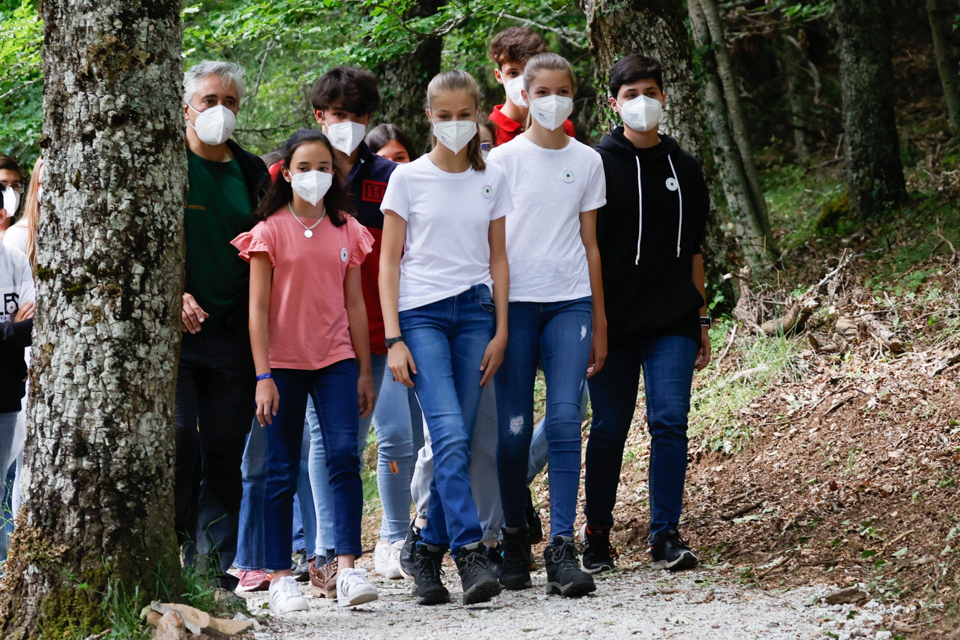 La pasada primavera vimos una de las versiones de estilo más desconocidas de la Princesa Leonor, que se sumó a una acción sostenible con un sencillo look con pantalones vaqueros, camiseta blanca y botas de trekking, una combinación muy habitual entre las jóvenes de su edad pero que nunca antes le habíamos visto a la heredera.