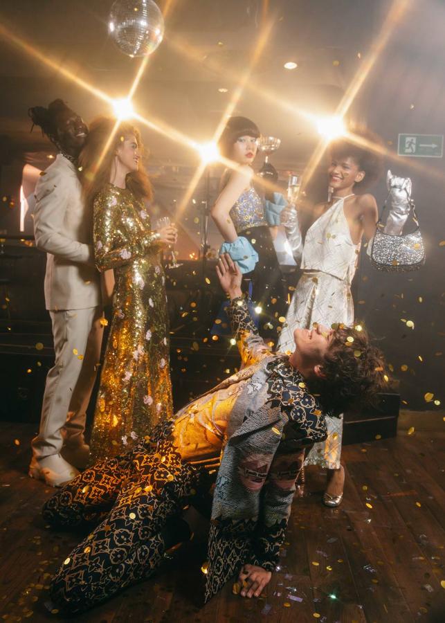 De izda. a dcha., traje con americana y zapatos, de Givenchy. Vestido dorado, de Giambattista Valli. Vestido de Louis Vuitton y guantes de Miscreants. Top y falda, de Miu Miu, guantes de Paula Rowan y bolso y zapatos, de Prada. Bailando en el suelo, total look, de Louis Vuitton y zapatos