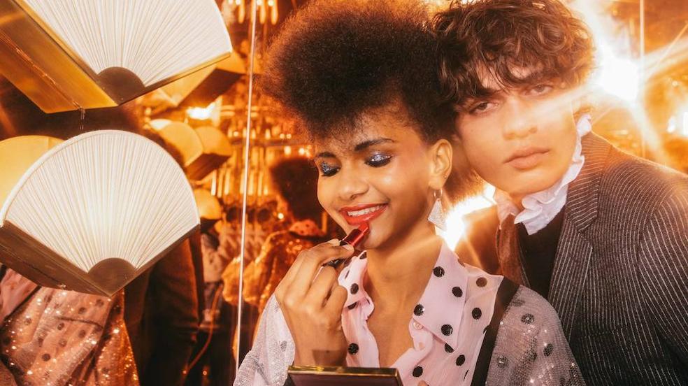 Disco Glam: las lentejuelas llegan para quedarse en los looks más festivos de la temporada