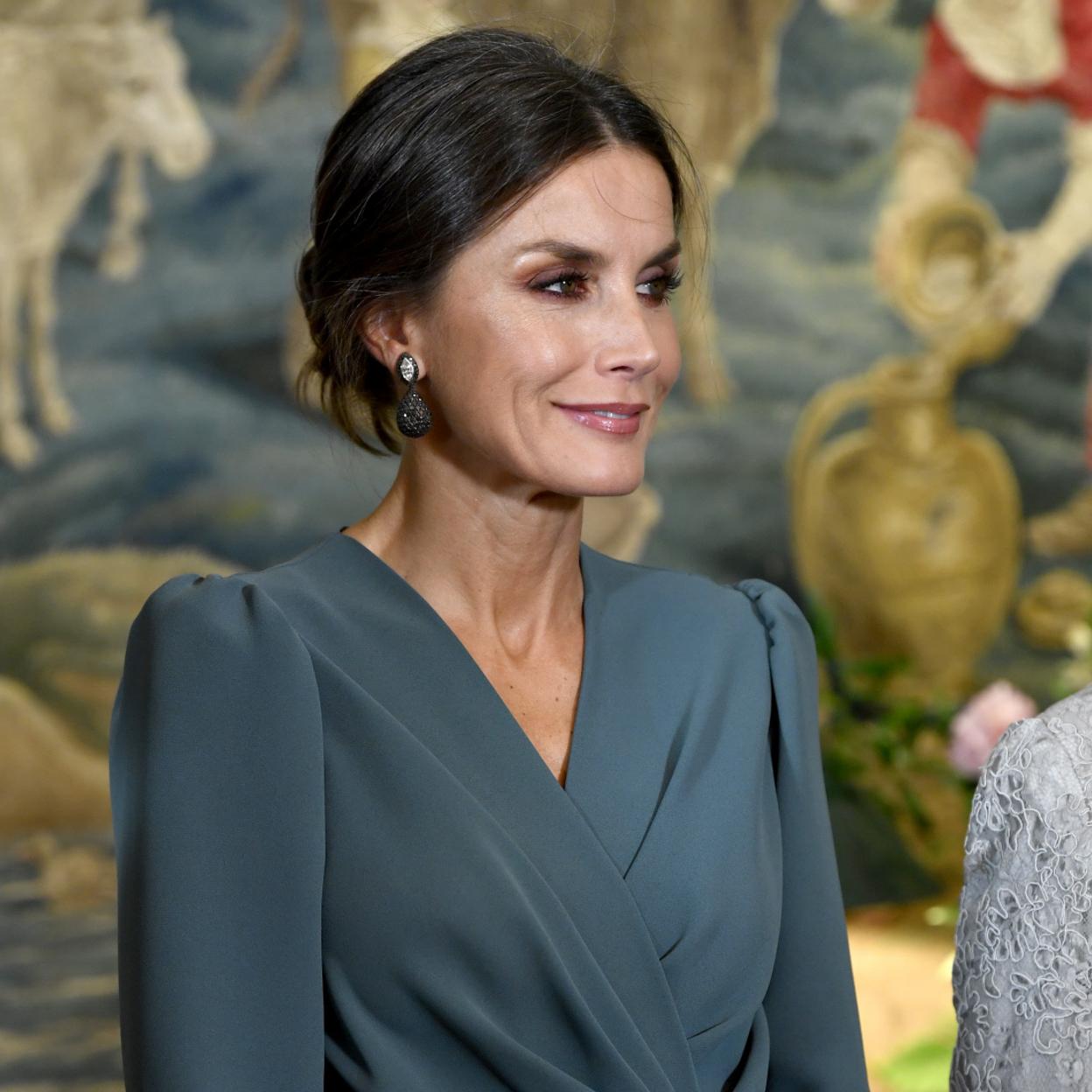 Pincha en la imagen para ver las blazer efecto piel perfectas para empezar diciembre con una infalible y que vas a combinar con pantalones y faldas.