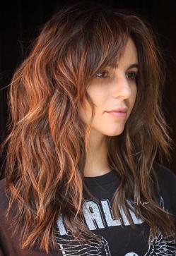 Imagen secundaria 2 - Wavy Shag, el corte de pelo para melenas onduladas y rizadas con capas y flequillo que se llevará en 2022