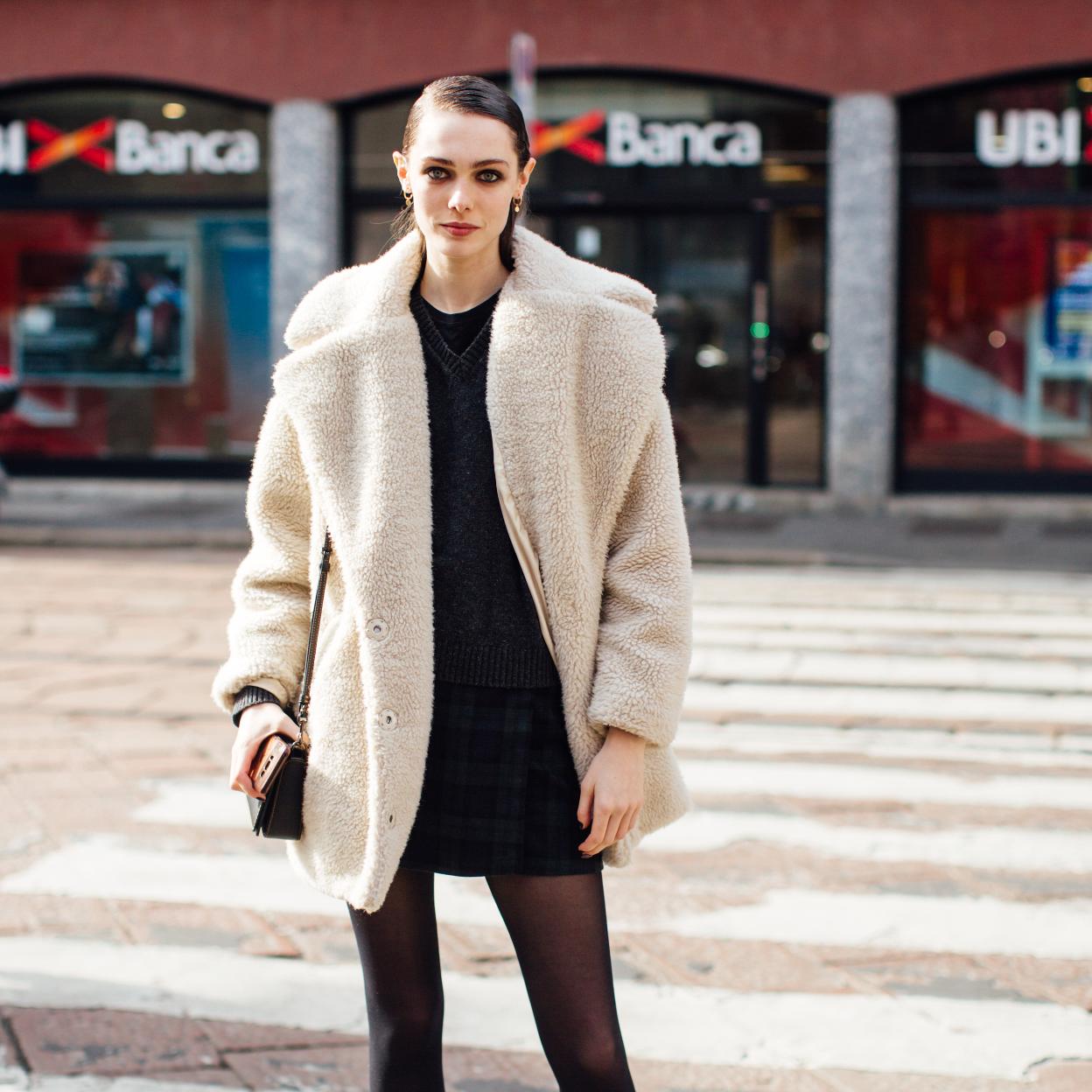 Pincha en la imagen para descubrir los abrigos negros que combinan con todo y con los que vas a vestir a la última