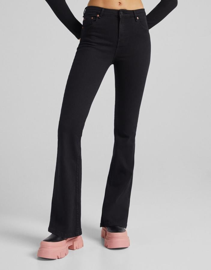 Estos pantalones negros de Bershka de diseño flare y tiro alto cuestan 19,99 euros. 
