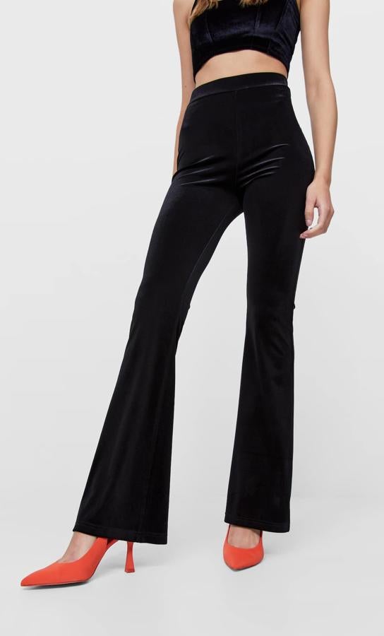 En terciopelo y diseño flare, estos pantalones negros de tiro alto de Stradivarius vienen con cintura elástica y cuestan 19,99 euros. 