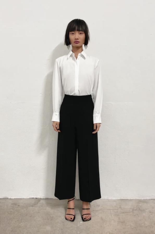 Tiro alto y costuras marcadas para estos pantalones negros de diseño culotte con perneras anchas que podemos comprar en Zara por 29,95 euros. 