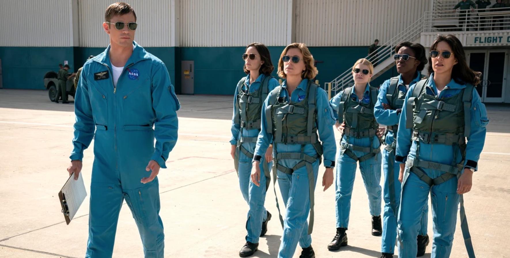 Uno de los inconvenientes de ser una plataforma minoritaria, como lo es Apple TV+, es que tus series, por muy buenas que sean, apenas hacen ruido y entran en la conversación. Y por eso, después de dos temporadas, no has oído hablar todavía de la mejor distopía que se emite actualmente. Con Ronald D. Moree (Battlestar Galactica, Outlander) entre sus creadores, esta producción que arranca en los años XX cuenta una Historia alternativa, en la que se plantea al espectador qué habría ocurrido si la carrera espacial mundial nunca hubiera terminado y la URSS hubiese adelantado a los Estados Unidos en su llegada a la luna. Y también, qué habría pasado si la NASA hubiese admitido mujeres en sus misiones espaciales. Tan emocionante como atrevida, es una producción impecable que este año ha estrenado su segunda temporada y que hace que merezca la pena acercarse a la plataforma de la manzanita. 