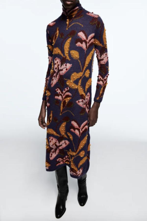 En punto, con bordados combinados a contraste y detalle de jacquard, este vestido de Zara en morado con flores en rosa y mostaza tiene cuello subido y mangas largas. Podemos comprarlo por 89,95 euros.