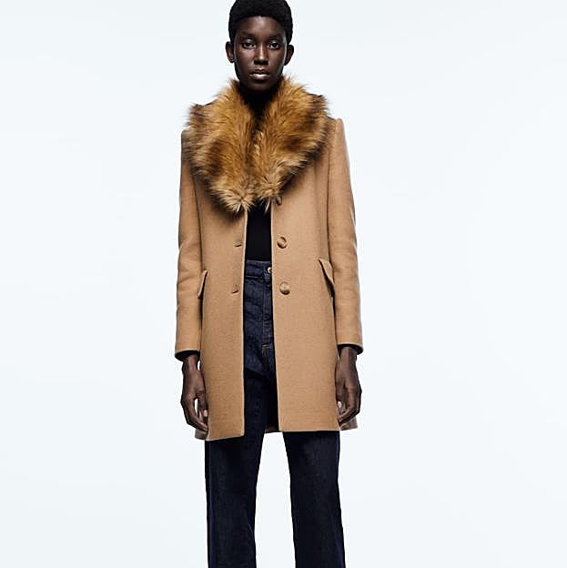 Imagen principal - 1. Abrigo de lana corto con cuello de pelo de color camel de Zara (89,99 euros). 2. Abrigo corto en color caqui con botones dorados de Zara (99,99 euros). 3. Abrigo largo con cinturón en color beige oscuro de Zara (129 euros) 