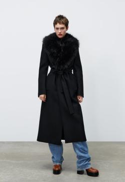 Imagen secundaria 2 - 1. Chaqueta corto con cuello de pelo de Sfera (59,99 euros). 2. Chaqueta corta con cuello de pelo con estampado animal de & Other Stories (179 euros). Abrigo largo de color negro con cinturón de Zara (129 euros) 