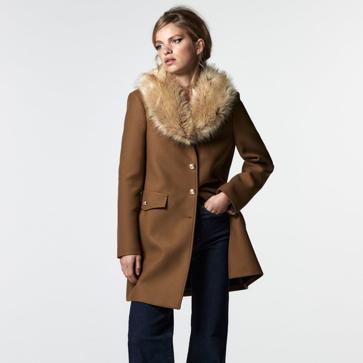 Imagen secundaria 1 - 1. Abrigo de lana corto con cuello de pelo de color camel de Zara (89,99 euros). 2. Abrigo corto en color caqui con botones dorados de Zara (99,99 euros). 3. Abrigo largo con cinturón en color beige oscuro de Zara (129 euros) 
