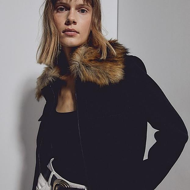 Imagen principal - 1. Chaqueta corto con cuello de pelo de Sfera (59,99 euros). 2. Chaqueta corta con cuello de pelo con estampado animal de & Other Stories (179 euros). Abrigo largo de color negro con cinturón de Zara (129 euros) 