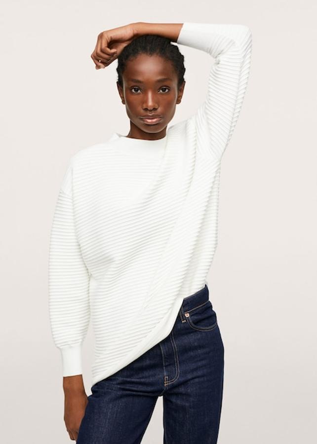 Diseño oversize en blanco o en negro para este jersey de punto con diseño de canalé recto, cuello perkins y costura el hombro caída. Con terminaciones también en canalé, de 39,99 euros ha pasado a costar 29,99 euros. 