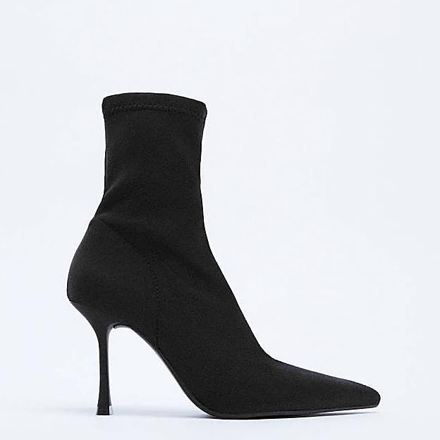 El modelo de tejido elástico y acabado en punta tiene un tacón de 9 cm