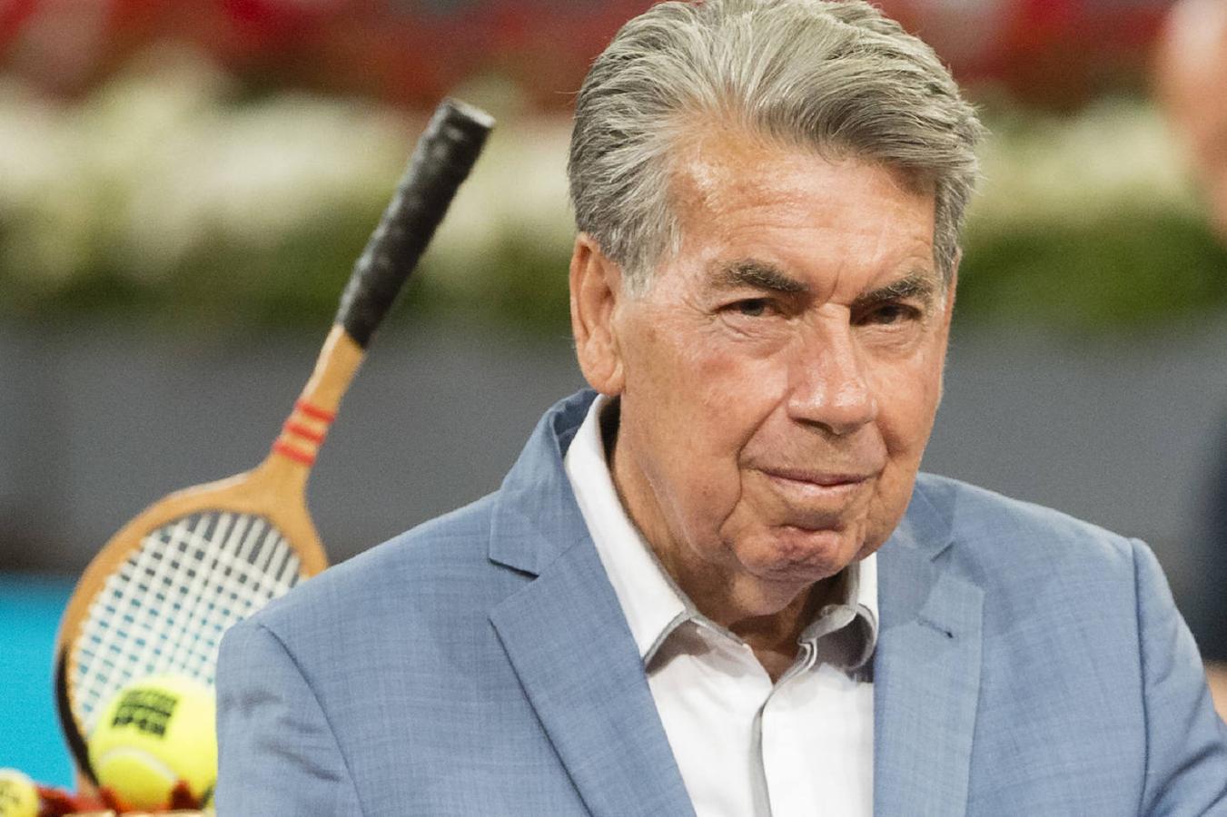 El extenista y ganador de cuatro torneos del Grand Slam, Manolo Santana, fallecía el sábado 11 diciembre a los 83 años a consecuencia de un paro cardíaco.