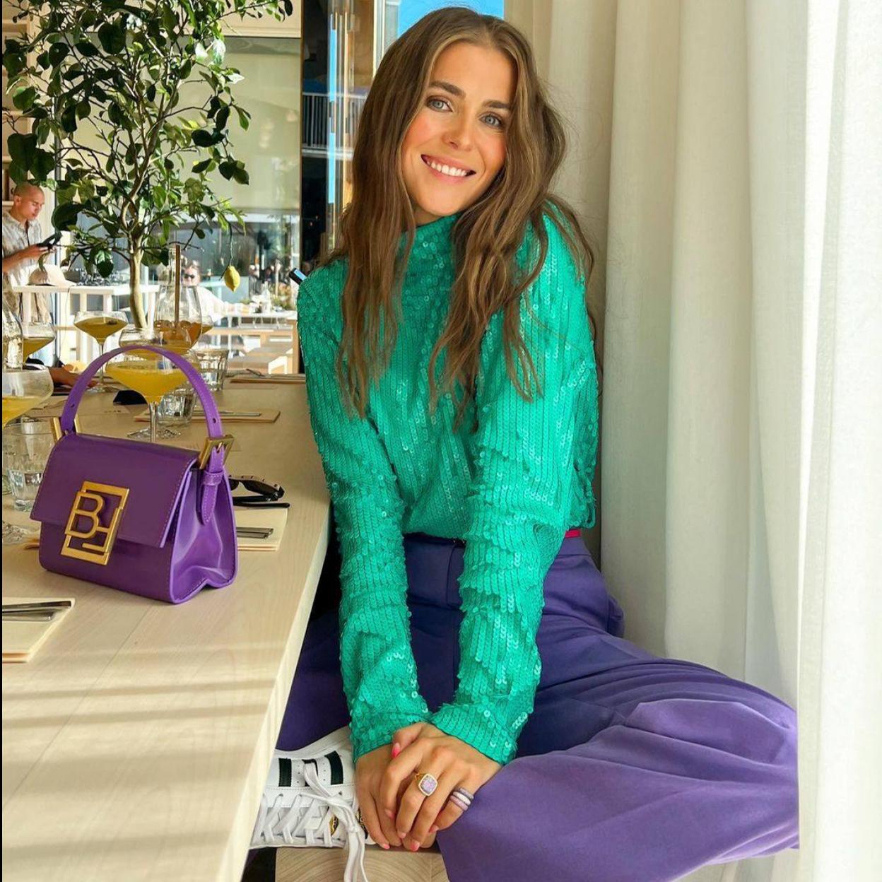 Pincha en la imagen para ver 9 tops de lentejuelas que van a convertir cualquier estilismo con falda o con pantalón en un look de fiesta impecable