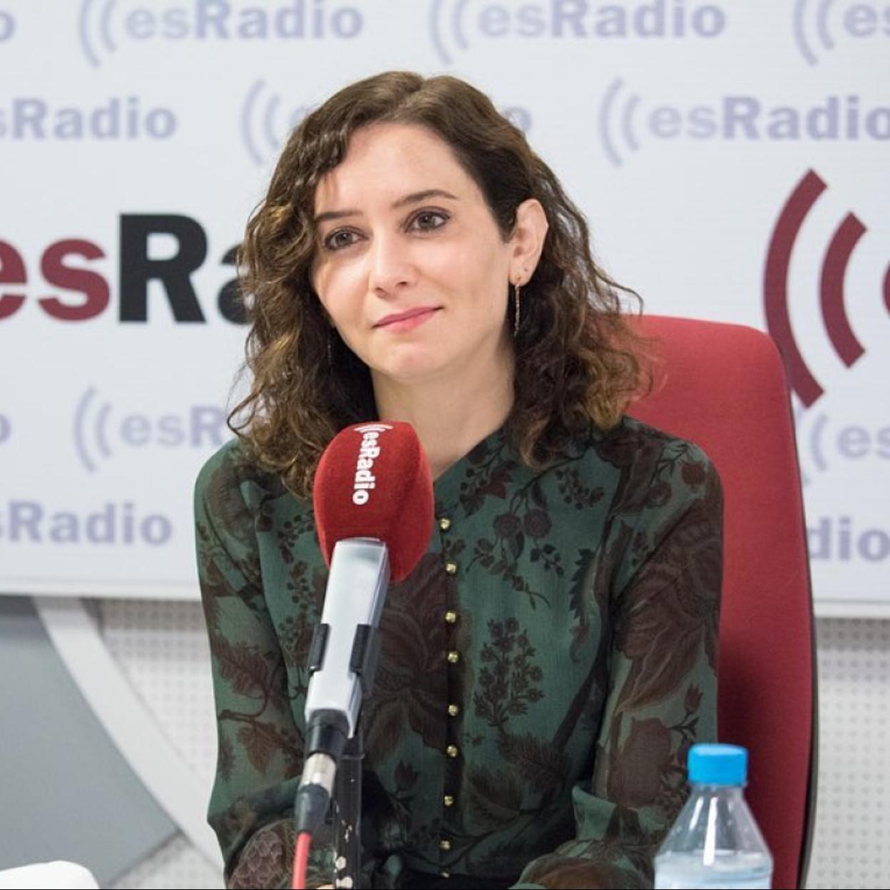 Isabel Díaz Ayuso apuesta por un look de temporada con un bonito vestido estampado que ya se ha agotado en varias tallas