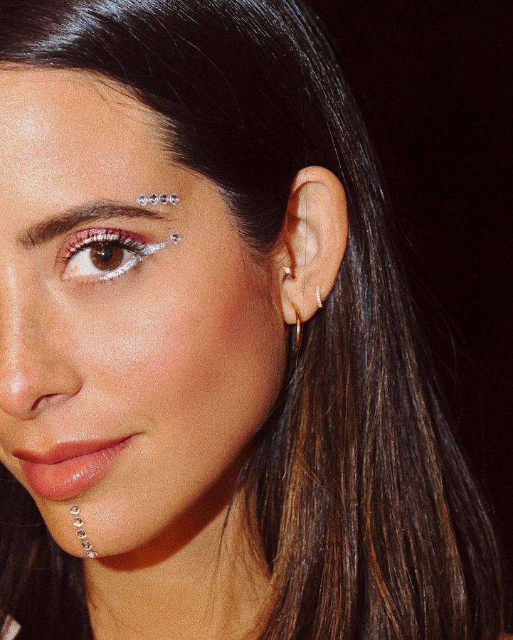 Este look, creado por ella, tiene como protagonistas a los tonos metálicos y rosas. El eyeliner metalizado y los brillantes en color plata le dan un toque futurista glam que combina con un rosa dorado en la cuenca del ojo y en las mejillas. 