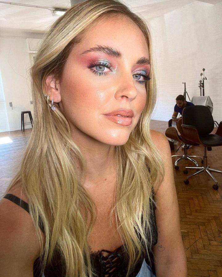 Tras haber lanzado su colección con Lancôme, la influencer italiana nos sorprendió este 2021 con su propia colección de maquillaje, entre la que se encuentra una paleta de sombras con un gran colorido. Entre los looks que ha mostrado con ella, destaca este con una combinación de sombras en tonos azules y rosas, apto para las más atrevidas. 