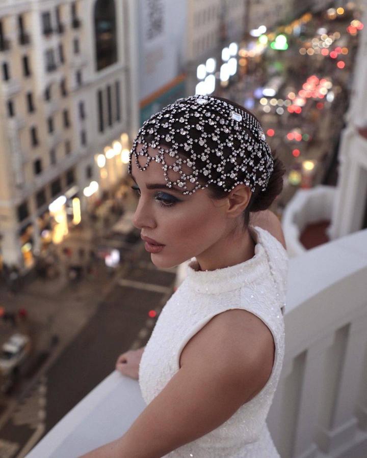 La granadina apostó para la fiesta de la agencia Go Talents por un look de maquillaje creado por Lancôme. Sombras azules y plateadas con la ceja marcada y con los labios en nude, dando todo el protagonismo a la mirada. Un look inspiración Gran Gatsby que combinaba a la perfección con el tocado que lucía en la cabeza. 