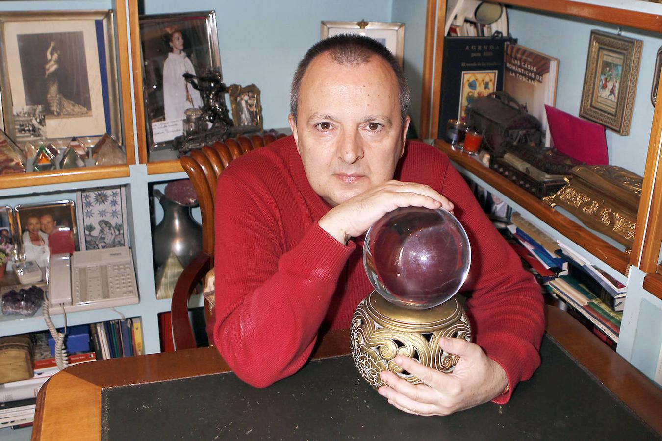 El vidente, escritor, psicólogo y colaborador de televisión Octavio Aceves fallecía el 23 de mayo a la edad de 73 años por una infección renal que se complicó en el último momento. Padecía Alzheimer desde 2018.