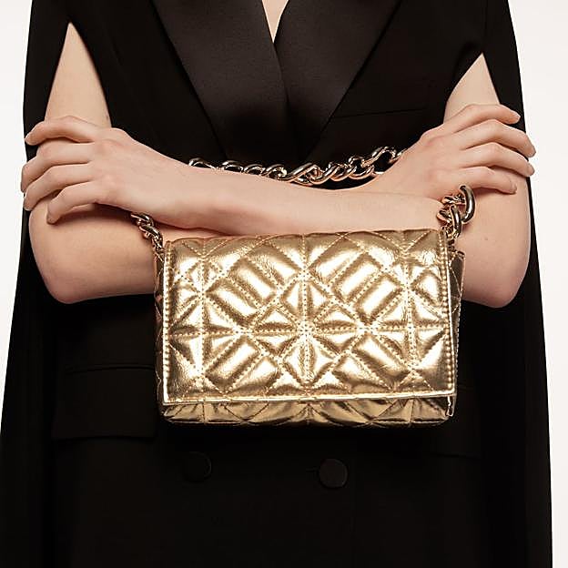 Imagen principal - 1. Bolso acolchado metalizado con cadena dorada de Zara (25,99 euros). Bolso de fiesta estilo saca con abalorios plateados de Zara (35,99 euros). Bolsos de mano con cuentas doradas o pleateadas de Zara (25,99 euros) 