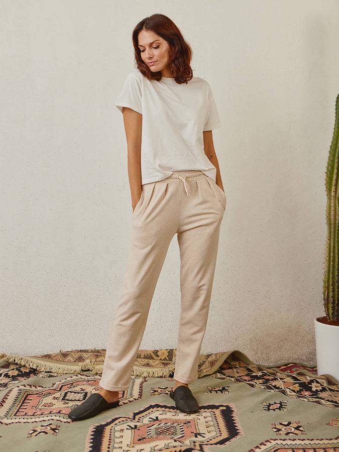 Nuestro favorito es el modelo Oulu, de la firma española Amaya Loungewear. Es de color beige jaspeado y tiene una cintura que se puede ajustar mediante un cordón. Cuesta 56,99 €.