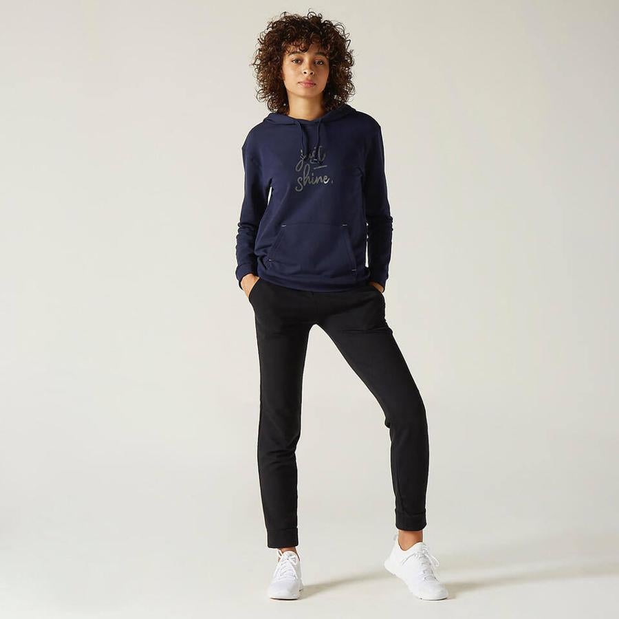 En Decathlon hemos encontrado unos jogger de color negro. Son de corte recto y ajustado. Cuentan con un cordón ajustable y dos bolsillos. Tienen un precio de 14,99 €.