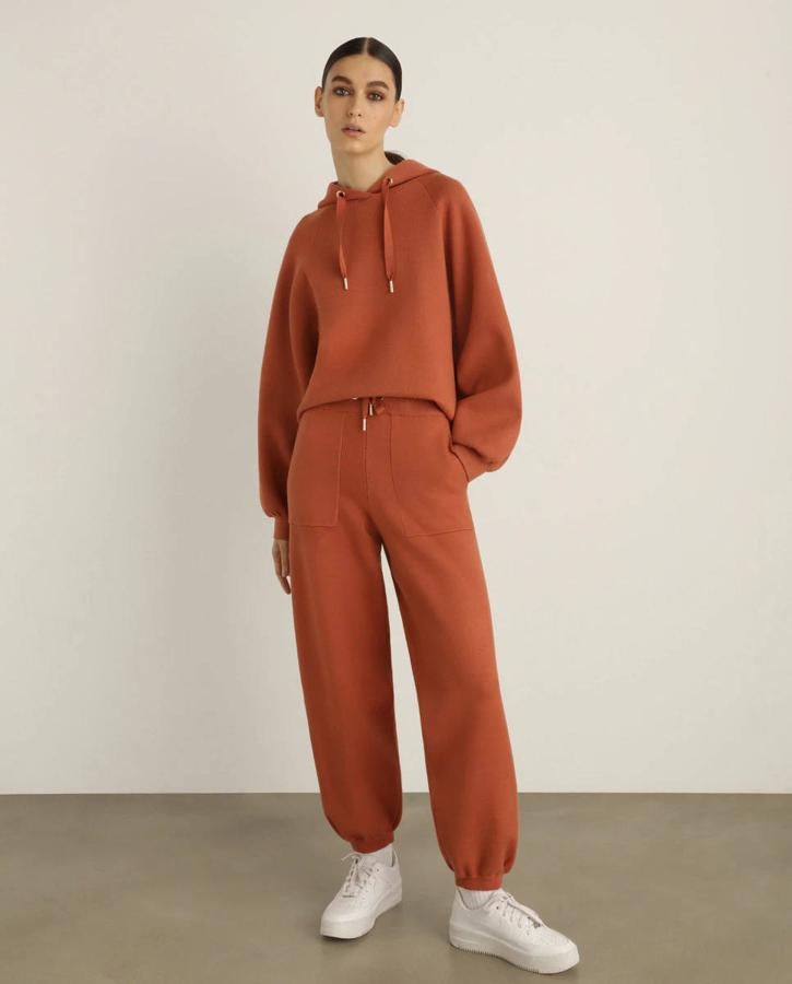 Empezamos por un pantalón de punto de Fórmula Joven. Está disponible en beige, blanco o naranja. Puedes comprarlo en El Corte Inglés por 39,99 €.