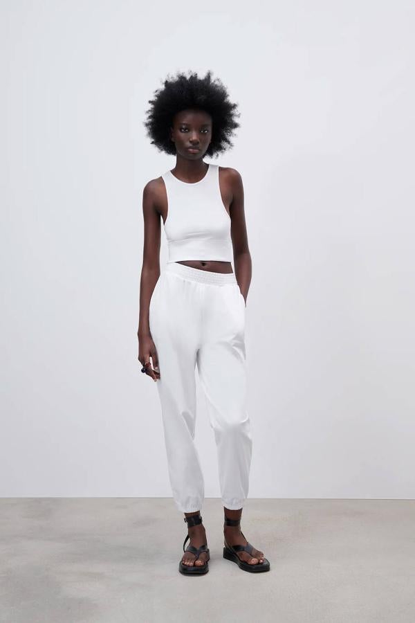 Zara tampoco podía quedarse al margen de esta tendencia y nos trae un jogger en color blanco. Es de tiro alto y cuenta con una cintura elástica. Puede ser tuyo por 15,95 €.