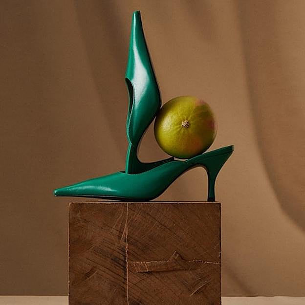 Imagen principal - Zapatos destalonados de color verde 100% piel de Mango (59,99 euros). La opción perfecta para la noches de fiesta que llevarás sin parar en primavera. 