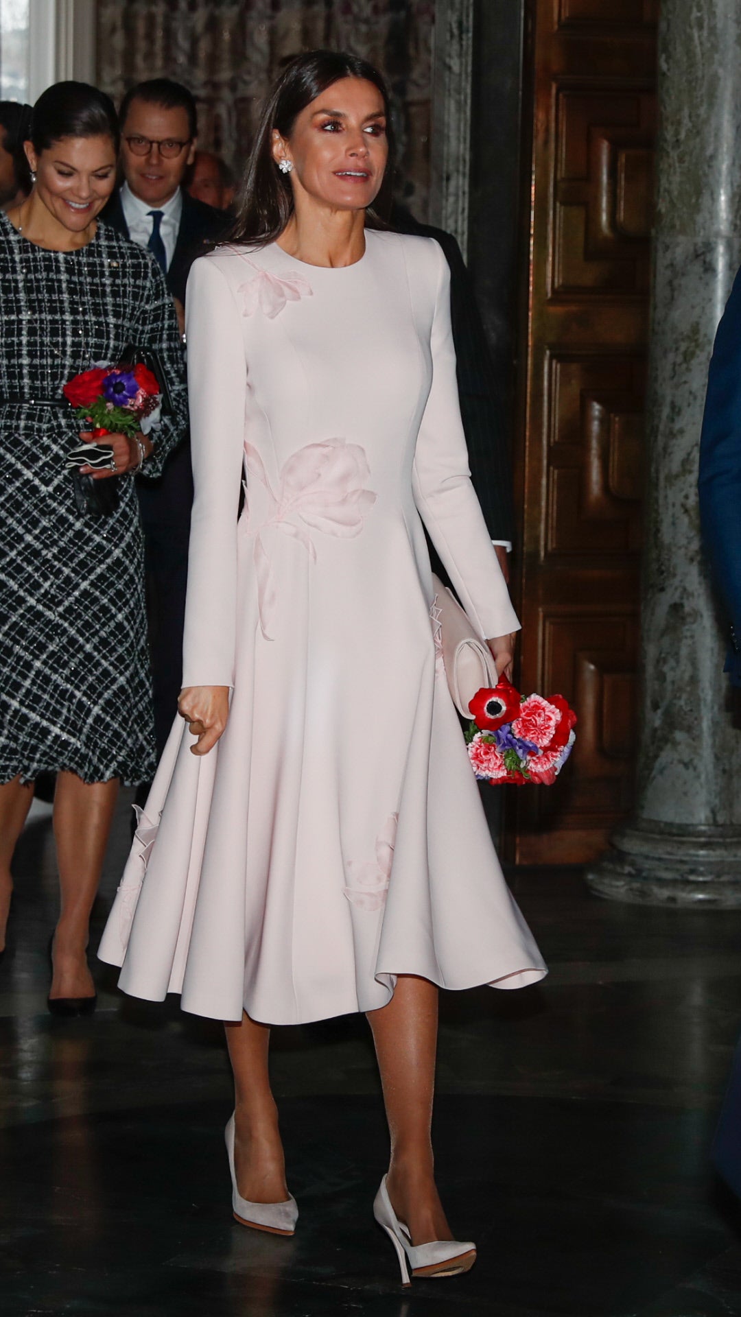 Este truco casero de las plataformas delanteras añadidas en el zapatero se lo hemos visto en sus stilettos más lujosos:Manolo Blahnik, Carolina Herrera o, como en este caso, los salones de ante rosa empolvado de Prada que lució en Suecia.