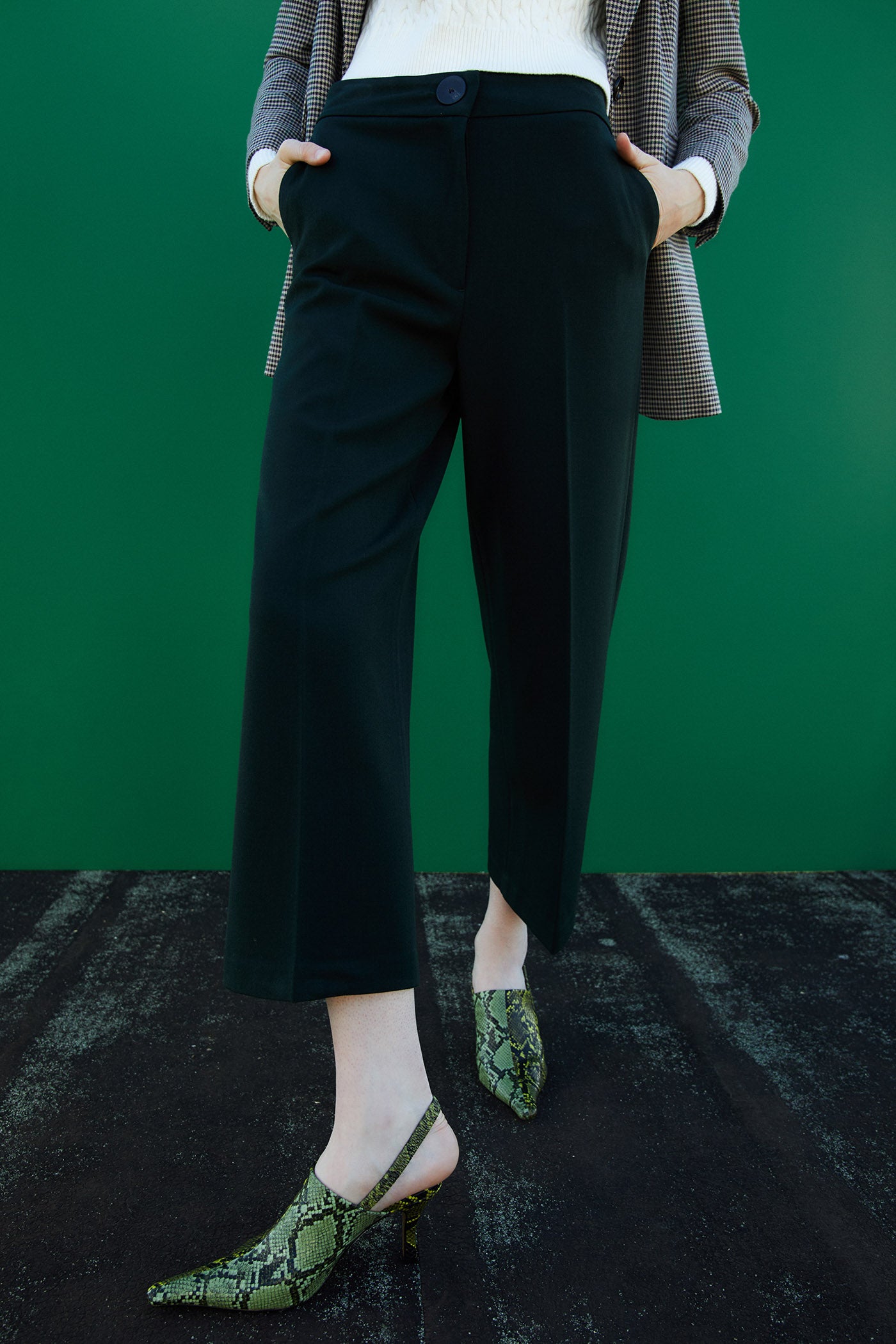 Diseño culotte con talle alto para estos pantalones negros en verde oscuro que tienen perneras amplias que quedan por encima del tobillo y un precio de 29,99 euros.
