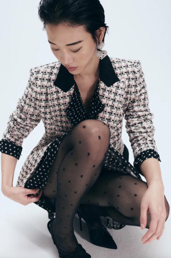 Con cuello y solapa de los bolsillos a contraste en negro, esta blazer de cuadros de Zara en blanco, rosa, gris y negro viene con diseño de hombros marcados, y cierre frontal cruzado con botones metálicos en relieve. Podemos encontrarla por un precio de 59,95 euros. 