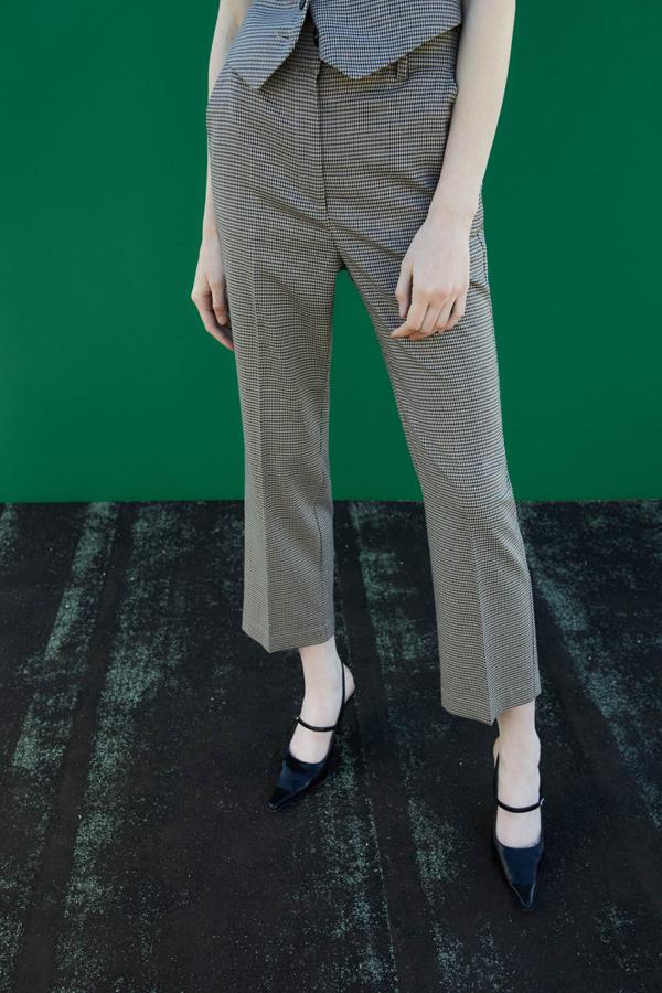 Estampado pata de gallo en versión mini para este pantalón chino con perneras rectas acabadas por encima del tobillo que podemos comprar por 29,99 euros.