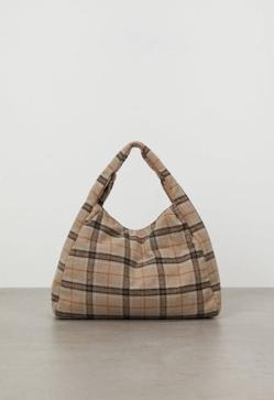 Imagen secundaria 2 - Bolsos grandes, cómodos, prácticos, elegantes y perfectos que tienes que tener ya fichados para las rebajas