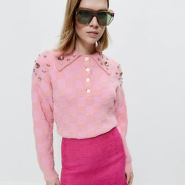 Imagen principal - La nueva colección rosa de Uterqüe tiene las prendas más románticas: del favorecedor maxi vestido con manga abullonada a la chaqueta acolchada retro